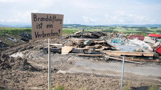Trümmer des niedergebrannten (und wieder aufgebauten) Asylheims in Altenfelden.