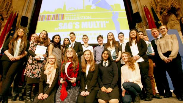 Eine Gruppe junger Leute posiert für ein Foto bei der Veranstaltung „Sag’s Multi!“.