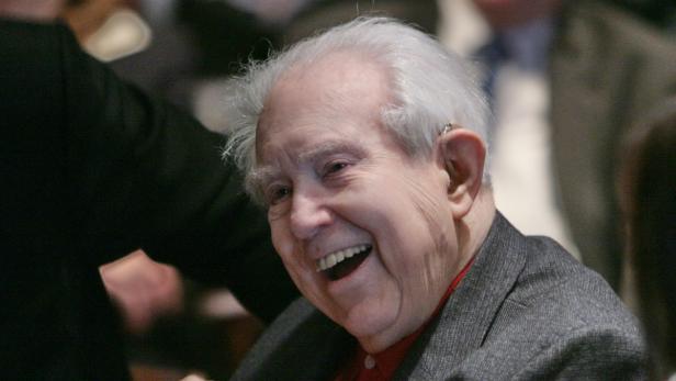 Ein älterer Mann mit grauem Haar lacht herzlich.