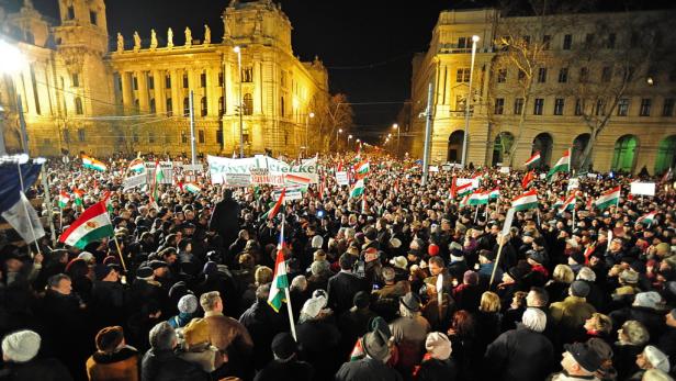100.000 demonstrieren für Orban