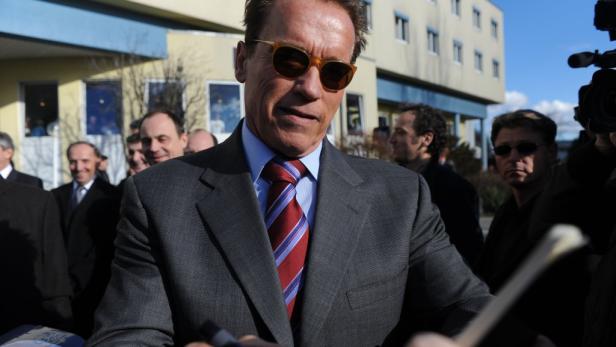 Arnold Schwarzenegger gibt Autogramme.