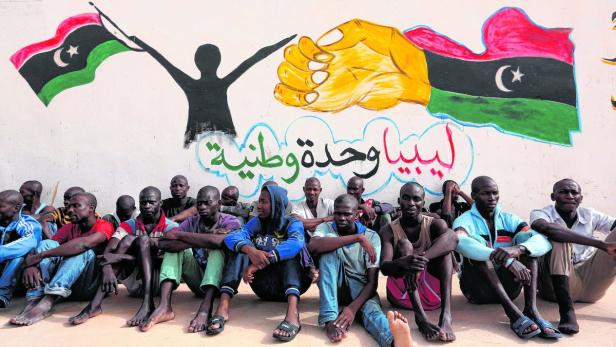 Migranten in einem Internierungslager in Tripolis. Libyen ist bekannt für seinen schlimmen Umgang mit Flüchtlingen. Menschenrechtsorganisationen kritisieren das regelmäßig