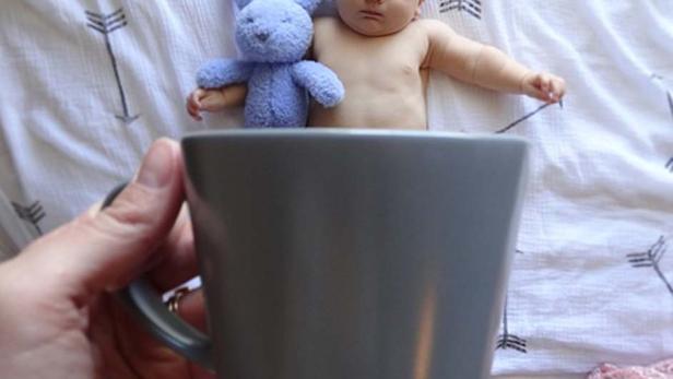 Steck dein Kind in die Tasse Etwa in der Mitte des Jahres erreichte uns ein etwas abstruser Trend: &quot;Baby Mugging&quot;.