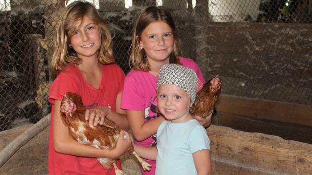 Alltag am Bauernhof: Stefanie, Julia und Magdalena im Hühnerstall.