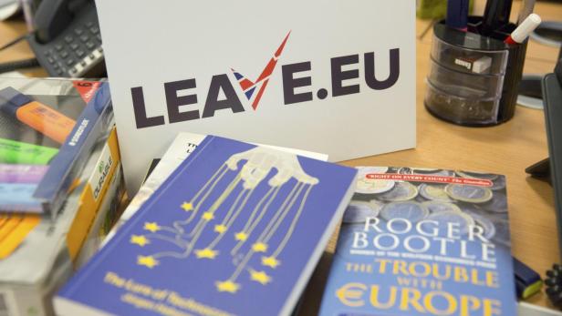 Ein „LEAVE.EU“-Schild und Bücher zum Thema Europa liegen auf einem Schreibtisch.