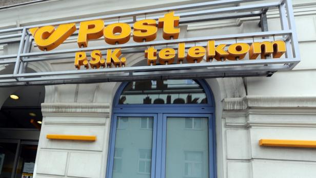 Das Schild einer Postfiliale mit der Aufschrift „Post P.S.K. telekom“.