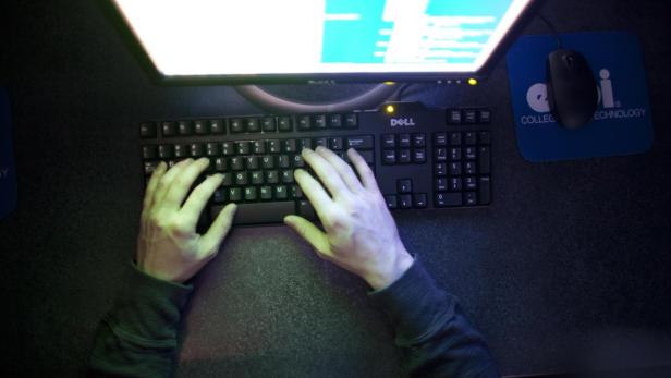 U.S. Marine Sergeant Michael Kidd works on a computer at ECPI University in Virginia Beach, Virginia, February 7, 2012. Cyberspace was a hobby for Kidd before he joined the Marines in 2003, but he hopes to make it his new battlefield after suffering debilitating injuries in Iraq. At the naval air station in Virginia Beach, Virginia, the 26-year-old from Williamsburg is retraining to fight cyber threats, one of a number of wounded warriors transitioning to non-traditional combat fields in order to continue serving the United States&#039; defense needs. Picture taken February 7, 2012. REUTERS/Samantha Sais (UNITED STATES - Tags: MILITARY EDUCATION)