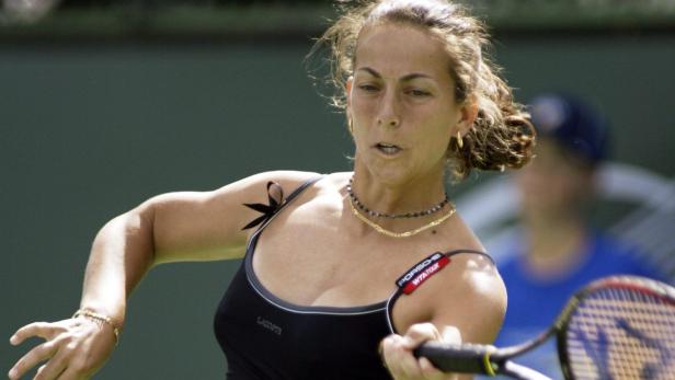 epa00152533 Gala Leon Garcia of Spain hits a forehand return against Jelena Dokic of Serbia during the second round of the Pacific Life Open in Indian Wells, California, Friday, 12 March 2004. Leon Garcia won 6-4, 3-6, 6-4. EPA/MIKE FIALA