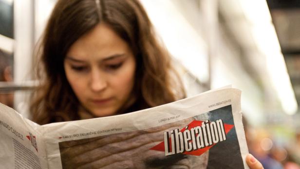 Eine Frau liest die Zeitung „Libération“.