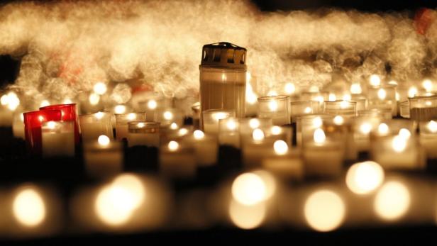 REUTERSCandles are seen in front of the Frauenkirche (Church of Our Lady) in Dresden to commemorate the 67th anniversary of the World War II bombing of the city, February 13, 2012. The destruction of Dresden, in which 25,000 people were killed, sparked a