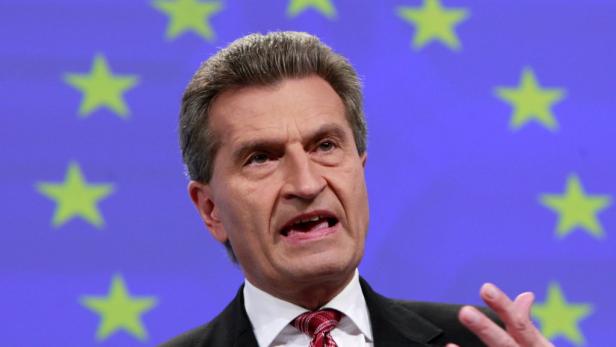 Die EU-Kommission dementierte die in dem Bericht genannten Werte für Biokraftstoffe nicht. Sie wies jedoch darauf hin, dass durch die EU-Pläne zum Einsatz von Biokraftstoffen keine höhere Belastung für die Umwelt entstehe als durch herkömmliche Kraftstoffe. &quot;Die Mischung von Biokraftstoffen, die wir nutzen, spart CO2-Emissionen im Vergleich zu Benzin und Diesel&quot;, sagte die Sprecherin von EU-Umweltkommissar Günther Oettinger.