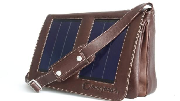 Eine braune „SunnyBAG“-Tasche mit Solarzellen und einem Trageriemen.