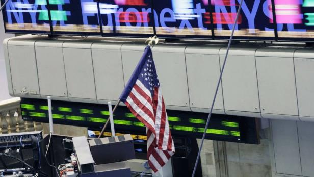 Eine amerikanische Flagge hängt an der New Yorker Börse.