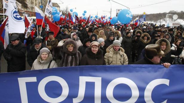 30.000 Menschen seien es zu Beginn gewesen, so die Polizei - gegen Ende der Kundgebungen sei die Zahl auf 130.000 angewachsen. Sie forderten ihre Mitbürger lautstark auf, Putin bei Wahl ihre Stimme zu geben.