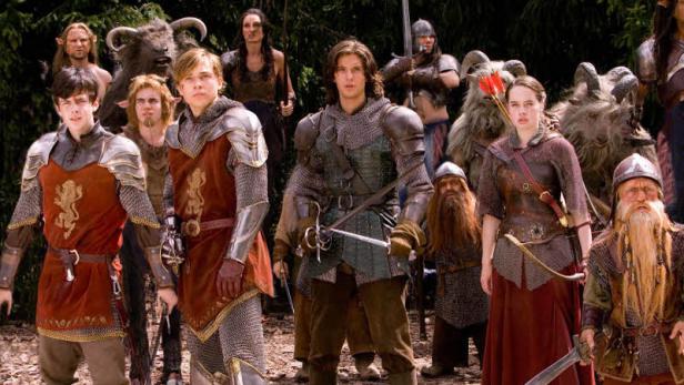 Eine Gruppe von Schauspielern in Kostümen für den Film „Die Chroniken von Narnia“.