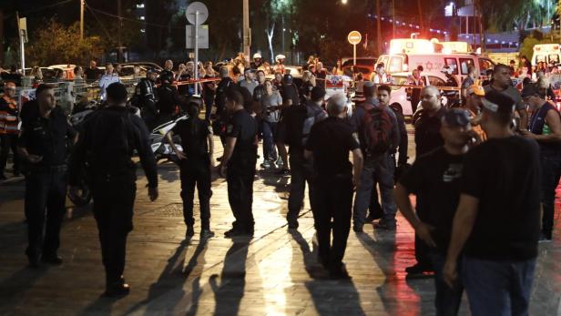 Sicherheitskräfte am Tatort des Anschlags in Tel Aviv