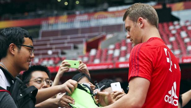 Gefragter Mann: Bayern-Keeper Manuel Neuer in Peking.