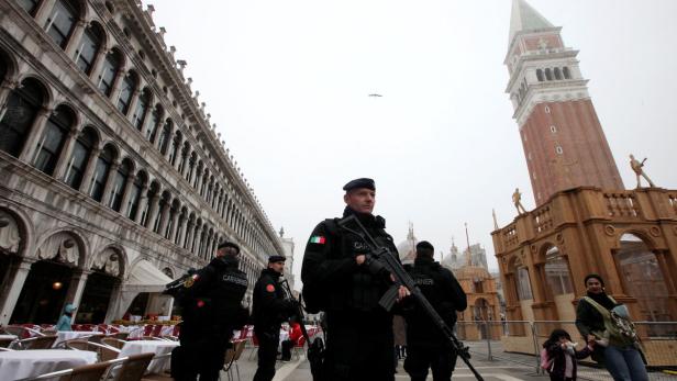 Carabinieri kontrollieren in Venedig.