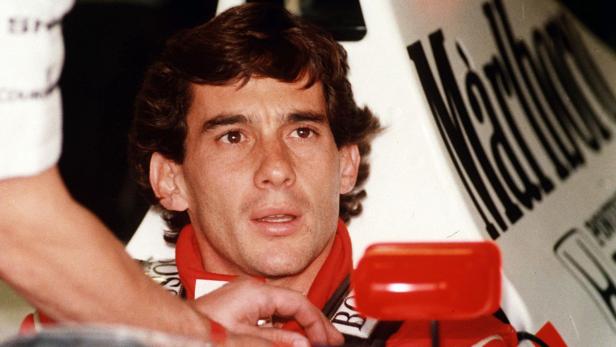 Ayrton Senna sitzt in seinem Rennwagen mit Marlboro-Aufschrift.
