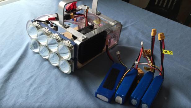 Schon mal den Schein einer selbstgebauten Taschenlampe mit Wasserkühlung gesehen, die angeblich erzeugt? Ziemlich beeindruckend.