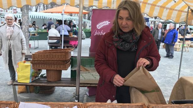 Waltraud Kedl verkauft ihre Backwaren am Bauernmarkt