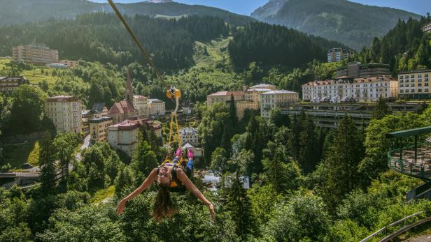 SALZBURG: NEUE FLYING FOX ÜBER WASSERFALL VON BAD