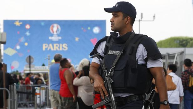 Ein bewaffneter Polizist steht vor einem Veranstaltungsort in Paris.