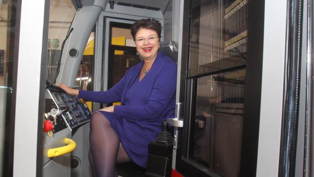 Beim Festakt im Wiener Bombardier-Werk versuchte sich Stadt-Vize Brauner als U-Bahn-Fahrerin.