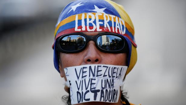 Ein Demonstrant in Caracas
