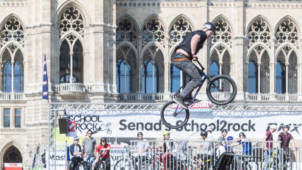 Atem beraubende Rad-Veranstaltung vor dem Wiener Rathaus