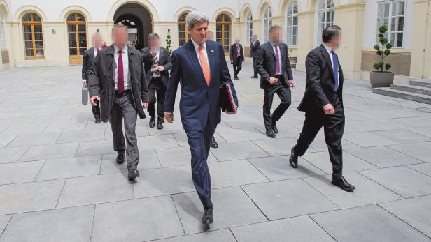 Cobra-Beamte bei Ex-US-Außenminister John Kerry