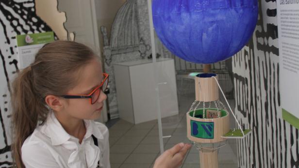 Stadt der Zukunft, Ballonhotel Lara-Marie Pascher, die mit dem Modell samt umfangreichen Entwürfen für ein "Ballonhotel" in diesem Jahr bei U19 (vom Prix Ars Electronica) ausgezeichnet wurde