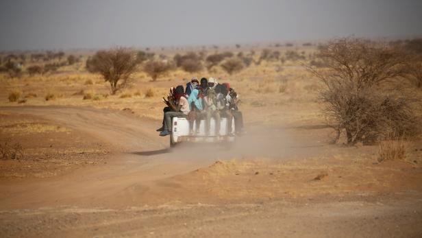 Migranten überqueren in der Sahara die Grenze zu Libyen, Archivbild