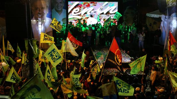 Ecuadors möglicher neuer Präsident Lenin Moreno feiert mit Anhängern.