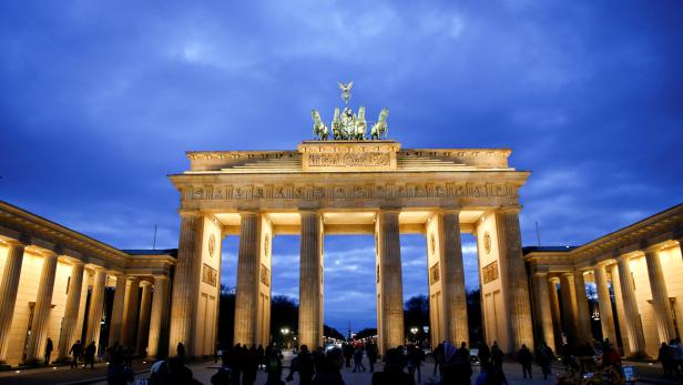 Nach Anschlag: Brandenburger Tor ohne die Farben Russlands