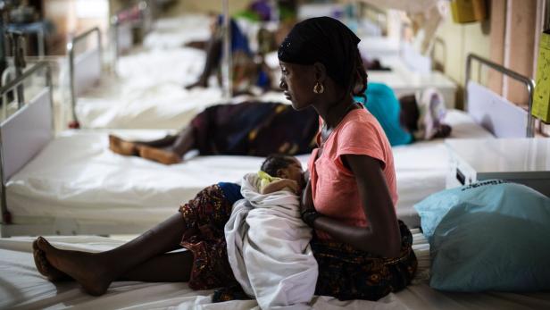 Eine Mutter nährt ihr Baby in einem Spital in Sierra Leone.