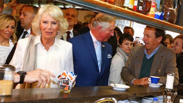 Prinz Charles und Camilla in einer Bar in Florenz