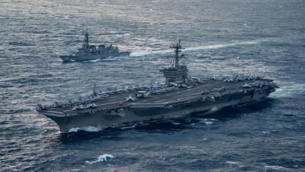 Ein US Flugzeugträger patrouilliert im Ostchinesischen Meer