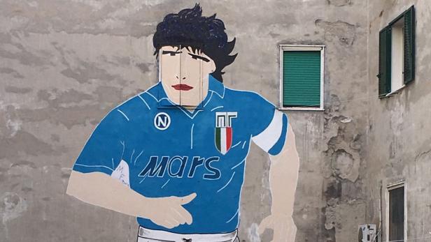Verehrt: Maradona sieht man in Neapel an vielen Hauswänden.