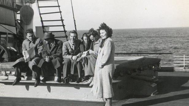 Die Aufnahme zeigt Rückkehrer aus Amerika an Bord eines Schiffes.