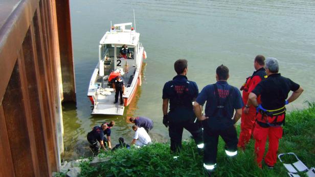 Hafen Einsatzkräfte der Berufsfeuerwehr Wien bergen eine Person aus dem Wasser.