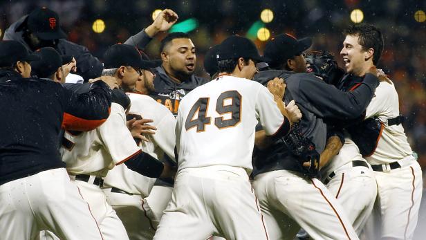 Baseballspieler der San Francisco Giants feiern einen Sieg.