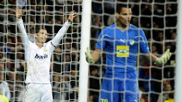 Cristiano Ronaldo jubelt hinter dem Tornetz, während der gegnerische Torwart frustriert wirkt.