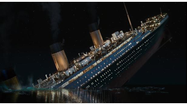 Die sinkende „Titanic“ bei Nacht, mit dem Heck aus dem Wasser ragend.