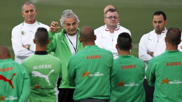 Der Bosnier Vahid Halilhodzic (mi.) hat im algerischen Nationalteam seit 2011 das Sagen.