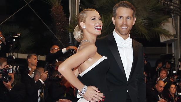 Blake Lively und Ryan Reynolds posieren auf dem roten Teppich für Fotografen.