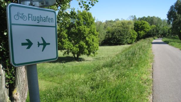 Verheißungsvoll: Der Radweg zum Flughafen mündet leider in eine vierspurige Schnellstraße