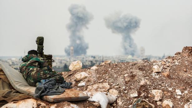 Syrischer Soldat auf einem Beobachtungsposten (Symbolbild)