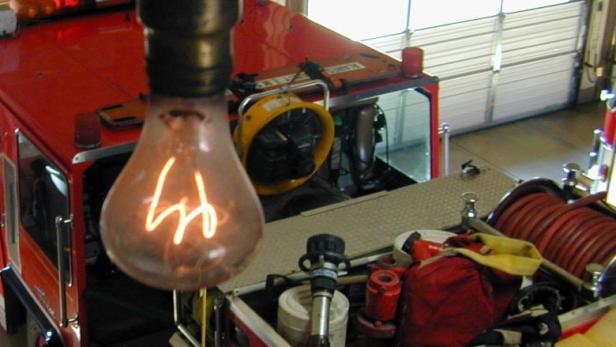 epa02784687 A Dick Jones handout picture of the longest burning light bulb released by www.centennialbulb.org taken 25 February 2001 at the Livermore Fire Station #6 in Livermore, California, USA is the world&#039;s oldest lightbulb. It turns 110 years-old 18 June 2011. The bulb first lit up in 1901 before the Titanic sank and before the San Francisco earthquake in 1906. The lightbulb has its own profile on Facebook and is watched over by a webcam which offers round-the-clock proof of its continued activity. EPA/DICK JONES