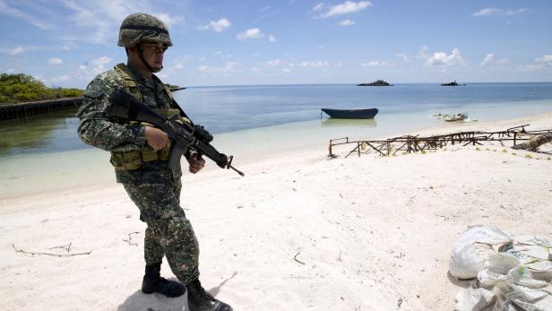 Ein philippinischer Soldat auf Pagasa Island, eine der Spratly Inseln.